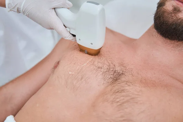 Uomo sottoposto ad una procedura medica non invasiva eseguita da un cosmetologo — Foto Stock