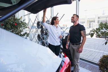 Sakin sürücü galeride kendine yeni bir hızlı araba seçiyor.