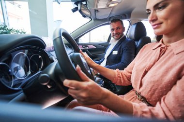 Kadın istemci test sürüşüne hazırlanıyor