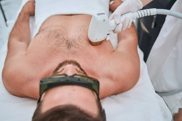 Mann unterzieht sich der Laser-Brustbehaarung — Stockfoto