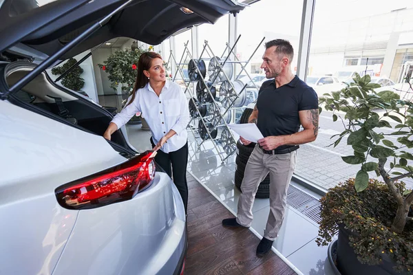 Müşteri satın almadan önce arabaya her yönden bakıyor. — Stok fotoğraf