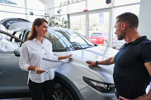 Gladsome personas discutiendo el coche antes de firmar el contrato — Foto de Stock