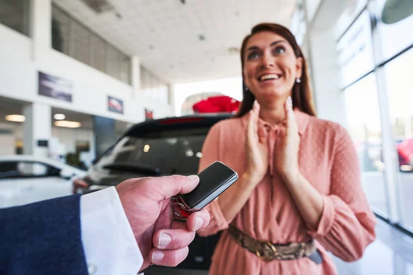 Personal vehicle becoming real for the happy lady — Stock Photo, Image