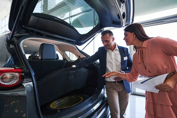 Professional salesman demonstrating the car to his client — Stock Photo, Image
