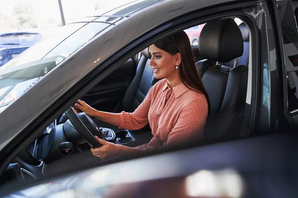 Mujer feliz imaginándose ser la conductora —  Fotos de Stock