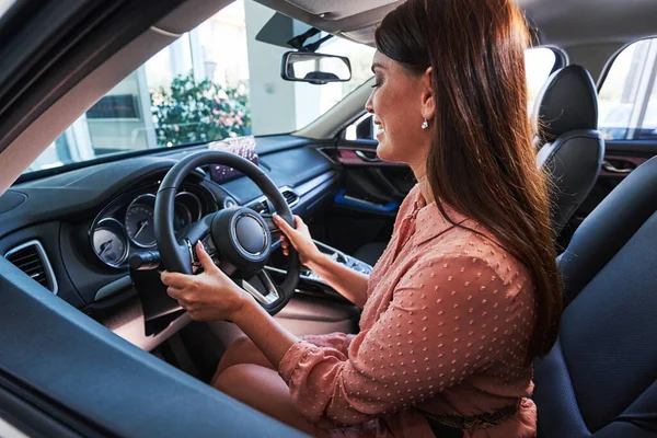 Žena řidič si zvyká na nové auto — Stock fotografie