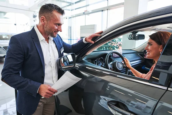 Femmina conducente si sente soddisfatto dopo il test drive — Foto Stock