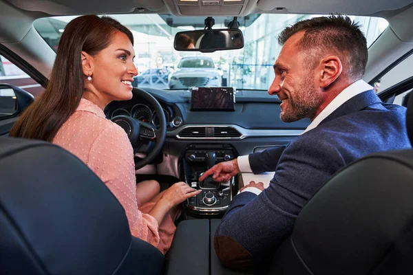 Mutlu bir çift arabada konuşuyor ve birbirlerine bakıyorlar. — Stok fotoğraf