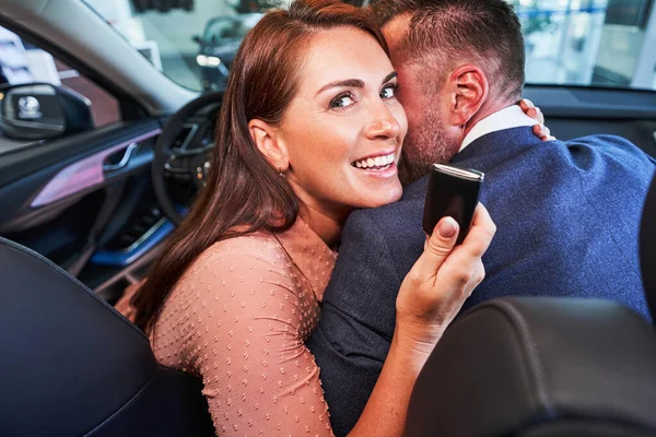 Generous man giving great present to his beloved woman — Stock Photo, Image