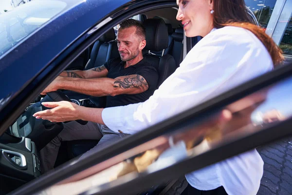 Confident handsome man choosing new vehicle for him — Stock Photo, Image