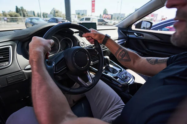 Tatuerad person gör sig redo att köra bilen — Stockfoto