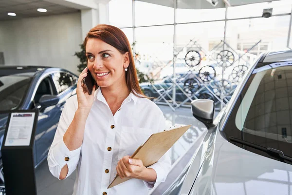Busy day for the worker of luxurious car dealership — Stock Photo, Image
