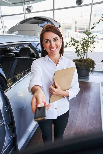 Herzlichen Glückwunsch zum Kauf dieses schnellen neuen Fahrzeugs — Stockfoto