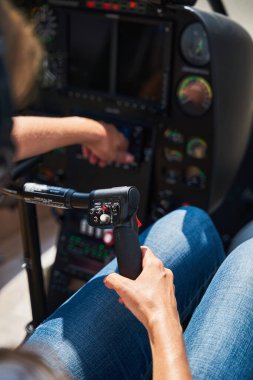 Lisanslı bayan pilot helikopter uçuşuna hazırlanıyor.