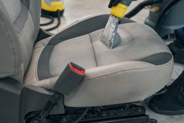 Elektrikli süpürgeyi kullanarak ön koltukta yıkanan kimyasal maddeler. Ayrıntılar