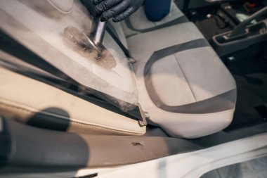 Profesyonel temizlik ve temizlik servisi. Koltuğu buharla sterilize etmek