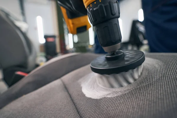 Closeup μηχανικός τρίβει αφρό στο ύφασμα του καθίσματος με υψηλής πίεσης πλυντήριο — Φωτογραφία Αρχείου