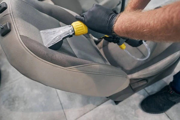 Professionelles Absaugen leichter Ledersitze in Nahaufnahme — Stockfoto