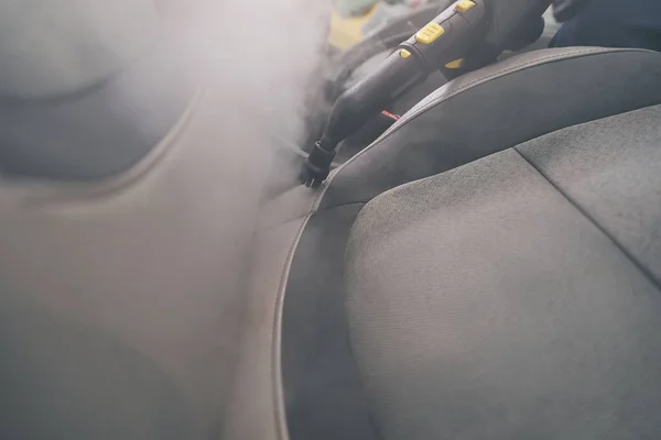 Limpieza de vapor de cerca en detalle automático. Asiento de coche lavado con vapor — Foto de Stock