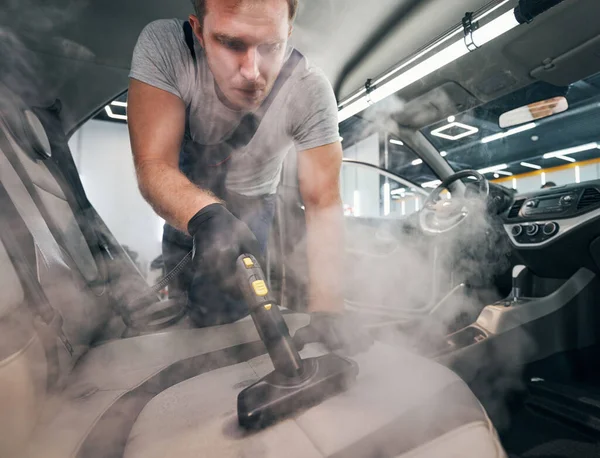 Servicespezialist für Autositze chemische Reinigung mit Dampfreiniger — Stockfoto