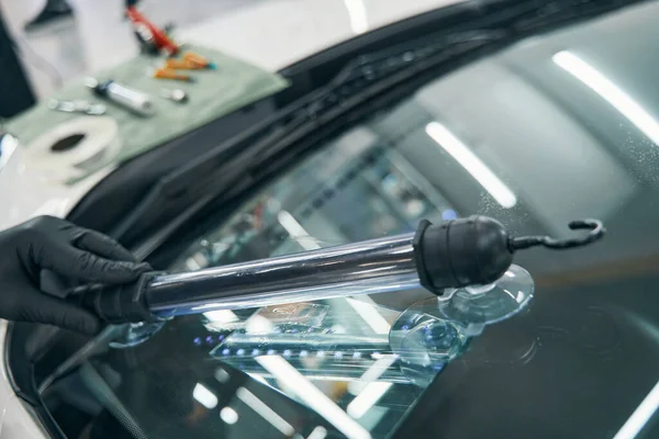 Reparatur zerborstener Autoscheibe. UV-Lampe für die endgültige Eliminierung — Stockfoto