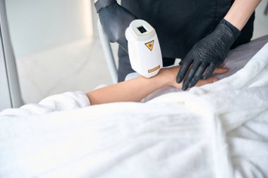 Estetik kliniğinde lazer tüy temizleme kursunda çekilmiş bir fotoğraf.