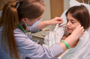 Kadın hasta, hemşireden oksijen terapisi desteği alıyor. Tıbbi konsept. Kan ozonu terapisi