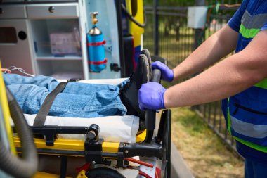 Acil sağlık görevlisi sedyeyle hastayı taşıyor. Tıbbi konsept