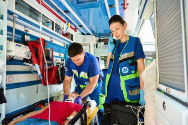 Kadın hasta, erkek doktordan servikal stabilizasyon alıyor. Tıbbi konsept