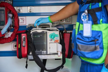 Tıbbi uzman ambulansta acil durum ekipmanlarını hazırlıyor. Tıbbi konsept