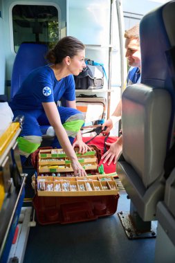 Tıbbi gereçleri düzenleyen acil tıbbi teknisyen. Tıbbi konsept
