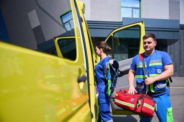 Paramedikler acil müdahale için hazır. Tıbbi konsept