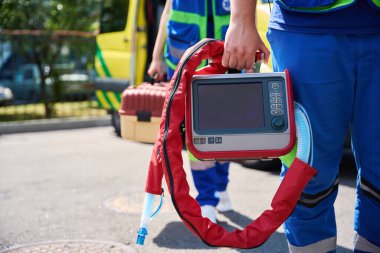 Acil tıp uzmanını ambulansın yanında defibrilatörle kapatın. Acil ekip servisi.