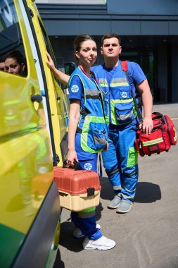 Ambulans yakınındaki acil duruma tıbbi uzmanlar bakıyor. Tıbbi konsept