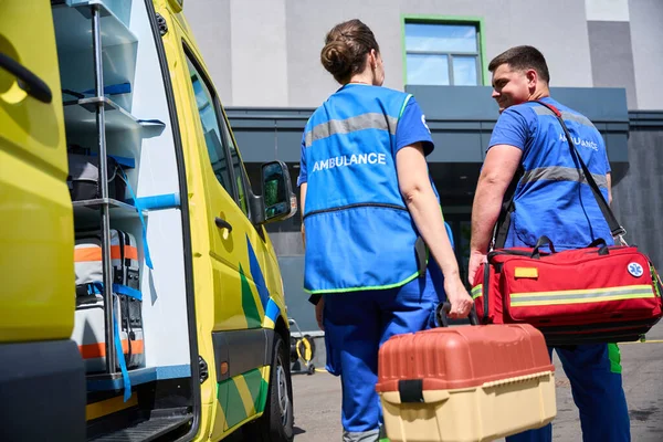 İki sağlık görevlisi acil müdahale için hazır. Tıbbi konsept
