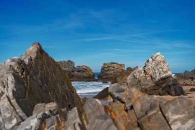 Portekiz, Cascais 'deki Praia da Adraga' da doğal kaya oluşumları. Seyahat, manzara konsepti