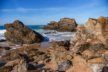 Praia da Adraga ham kaya dokuları ve yumuşak kum doğal bir kontrast oluşturur. Seyahat, manzara konsepti