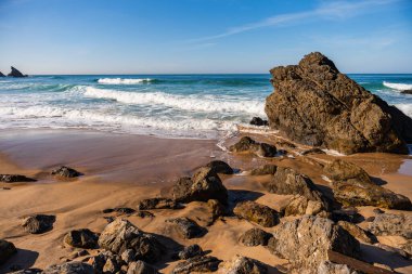 Portekiz 'deki Atlantik Okyanusu boyunca kayalık kayalıklarla çevrili huzurlu bir sahil manzarası. Seyahat, manzara konsepti