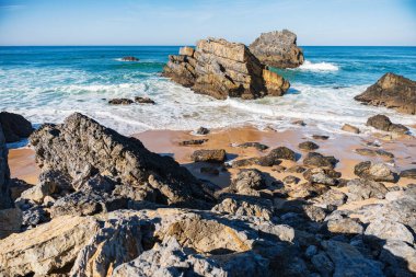 Portekiz 'de kayalar ve plajlarla Atlantik Okyanusu manzarası. Seyahat, manzara konsepti