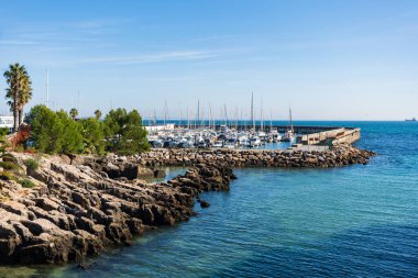 Cascais limanı, sahil beldesi ve Portekiz 'deki balıkçı kasabası. Seyahat, turizm, tatil konsepti