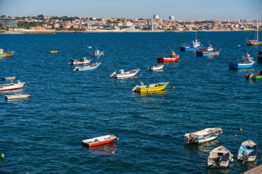 Yazın Portekiz 'in Cascais Körfezi' ndeki balıkçı teknelerinin portresi. Seyahat, turizm, tatil konsepti