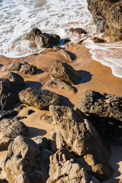 Portekiz 'in Atlantik kıyısındaki doğal plaj manzarası. Seyahat, manzara konsepti