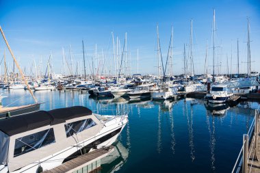 Portekiz, Cascais 'de bir liman yat kulübüne bir sürü beyaz yat park etmiş. Seyahat, turizm, tatil konsepti