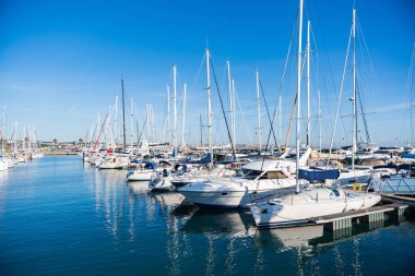 Portekiz 'in Cascais şehrinde güneşli bir günde marinada park etmiş beyaz yatlar. Seyahat, turizm, tatil konsepti