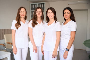 Hastane personeli odasında doktorlar ve hemşireler var.