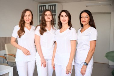 Kadın profesyonel doktor ekibi hastanede.