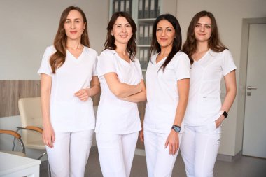 Bir grup kadın doktor hastanedeki tıbbi profesyoneller ekip çalışması.