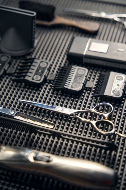 Berber iş istasyonundaki araç ve gereçleri tımar etmek için kapatın. Kuaför, güzellik salonu servisi.