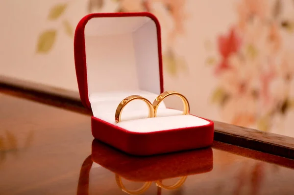 Anillos Boda Oro Una Caja Roja —  Fotos de Stock