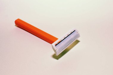 turuncu tek bıçaklı tıraş makinesi beyaz arkaplanda